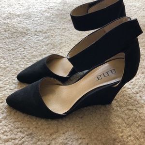 A.n.a size 5 black pump wedges